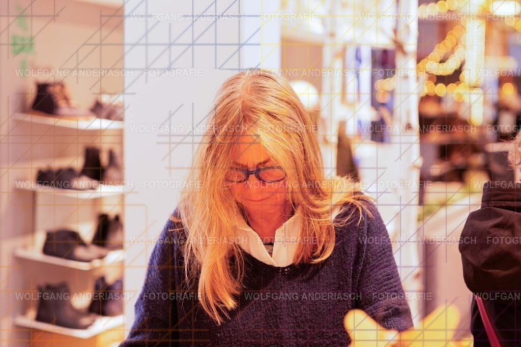20251130-104705_Schmuck_R3A_0051_wa | Eine besondere Vernissage mitten im Flagship-Store von BÄR Schuhe in Frankfurt: Schmuck trifft auf orthopädische Schuhkunst, Design auf Wohlgefühl. Zwischen funkelnden Details und anatomischer Präzision entstand ein Abend voller Stil, Inspiration und echter Handwerksqualität. Ein herzliches Dankeschön an Alexandra Feirer für die großartige Gastfreundschaft und diesen stimmungsvollen Rahmen. - Realisiert mit Pictrs.com