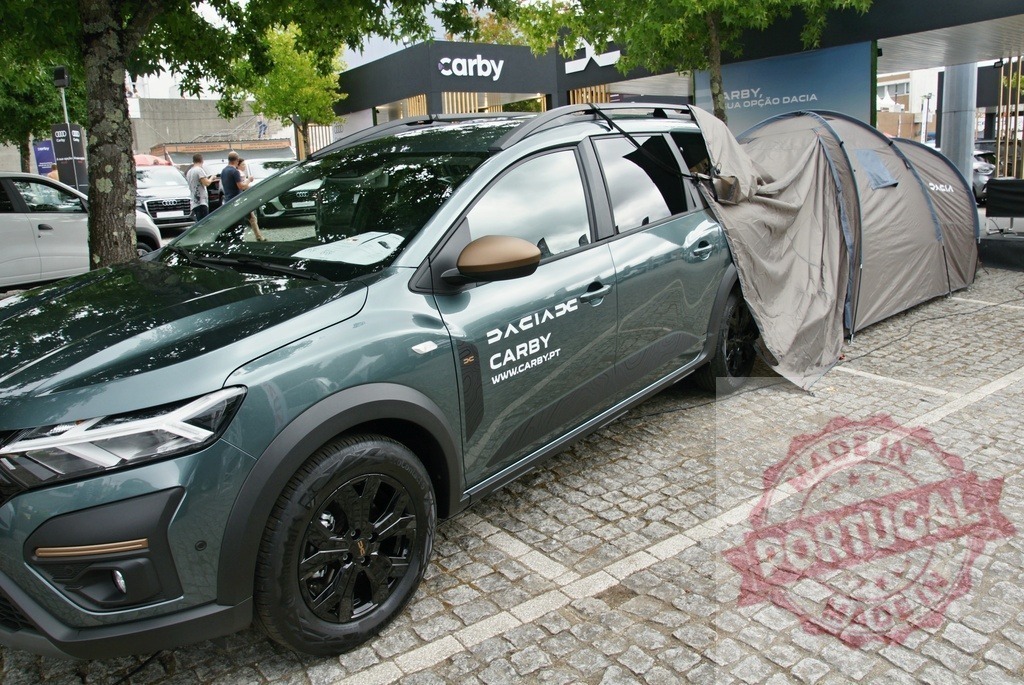 Green Dacia Jogger displaying car camping tent accessory | Dacia Jogger SUV connecting with an attached car camping tent at a dealership - Realisiert mit Pictrs.com