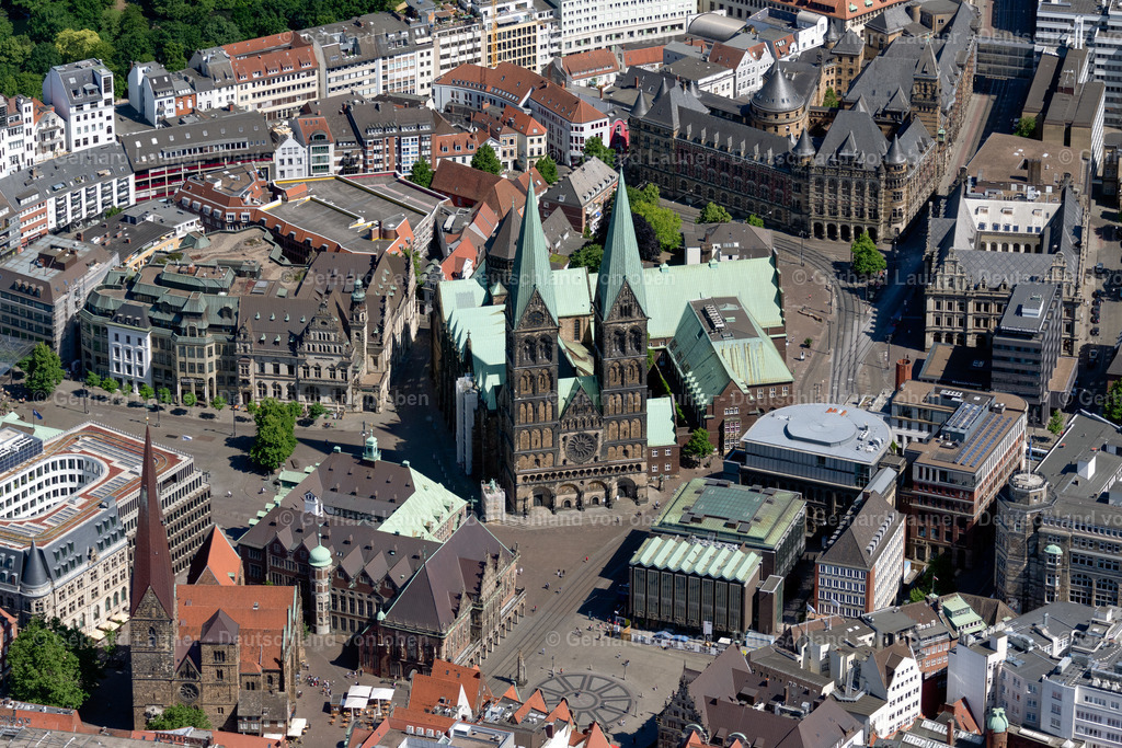4029869 | BREMEN  Altstadt- Zentrum der Innenstadt mit dem Kirchengebäude des St. Petri Doms am Ufer des Flussverlaufes der Weser im Ortsteil Zentrum in Bremen, Deutschland. Weiterführende Informationen bei: St. Petri Domgemeinde zu Bremen. // Old Town- center of downtown with church building of St. Petri Dom on the banks of the river Weser in the district Zentrum in Bremen, Germany. Further information at: St. Petri Domgemeinde zu Bremen. Foto: Gerhard Launer