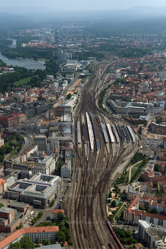 3803073 | NüRNBERG 21.08.2021 Gleisverlauf und Gebäude des Hauptbahnhofes der Deutschen Bahn im Ortsteil Mitte in Nürnberg im Bundesland Bayern, Deutschland. Weiterführende Informationen bei: DB Netz AG,  Deutsche Bahn AG. // Track progress and building of the main station of the railway in the district Mitte in Nuremberg in the state Bavaria, Germany. Further information at: DB Netz AG,  Deutsche Bahn AG. Foto: Gerhard Launer