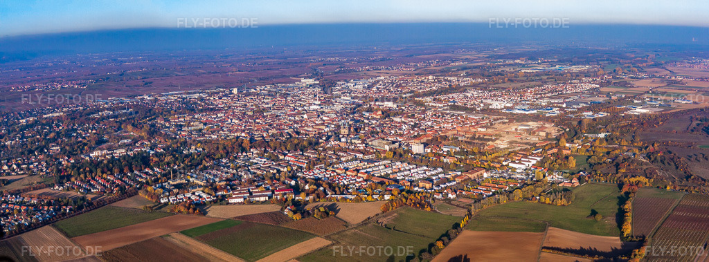 Luftbild: Landau von Südwesten in Landau in der Pfalz im Bundesland Rheinland-Pfalz in Deutschland. Foto: IMG_46171-Pano.jpg vom 31.10.2011 durch Werner Riehm/FLY-FOTO.deAuflösung des Originals: 8560 x 3166 px