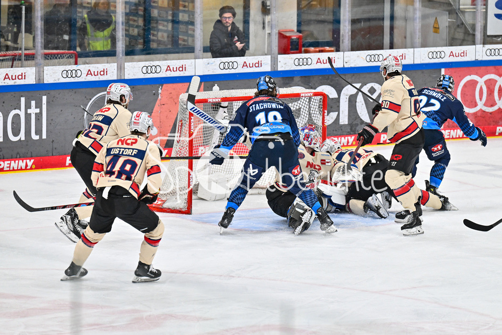 ERC Ingolstadt - Nuernberg Ice Tigers | in dieser Szene erzielt Daniel SCHMOELZ (ERC Ingolstadt 92) den Treffer zum 3-2 fuer Ingolstadt / Tor / Torschuetze / Freude / Happy / DEL: ERC Ingolstadt - Nuernberg Ice Tigers, Saturn Arena am 21.03.2025