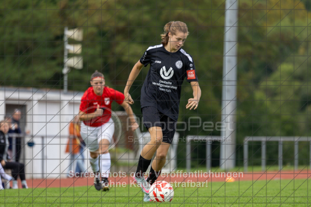 20250928_140739_0381 | #,1.FC Donzdorf (schwarz) vs. TV Derendingen (rot), Fussball, Frauen-Verbandsliga Württemberg, 03. Spieltag, Saison 2025/2026, Rasenplatz Lautertal Stadion, Süßener Straße 16, 73072 Donzdorf, 28.09.2025 - 13:00 Uhr,Foto: PhotoPeet-Sportfotografie/Peter Harich