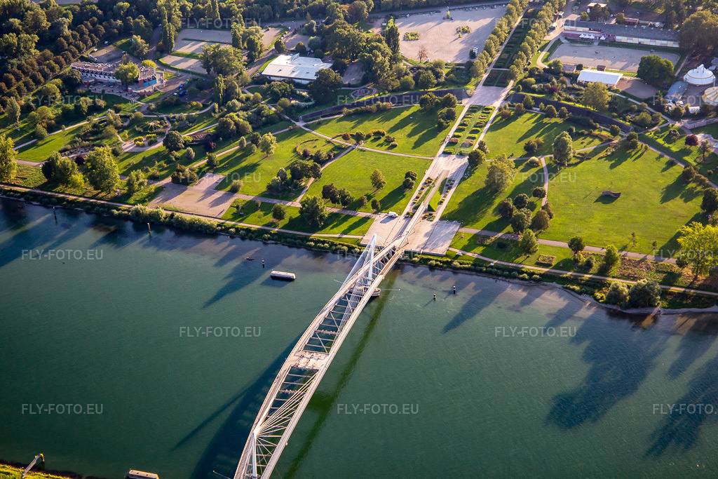Vue aérienne: Pont des Deux Rives, du Jardin des Deux Rives à Kehl, en passant par le Rhin à le quartier Rheinhafen in Straßburg dans le département Bas Rhin, France. Photo: IMG_137821.jpg prise le 18/08/2023 par Werner Riehm/FLY-FOTO.eu – Résolution de l'original: 5472 x 3648 px