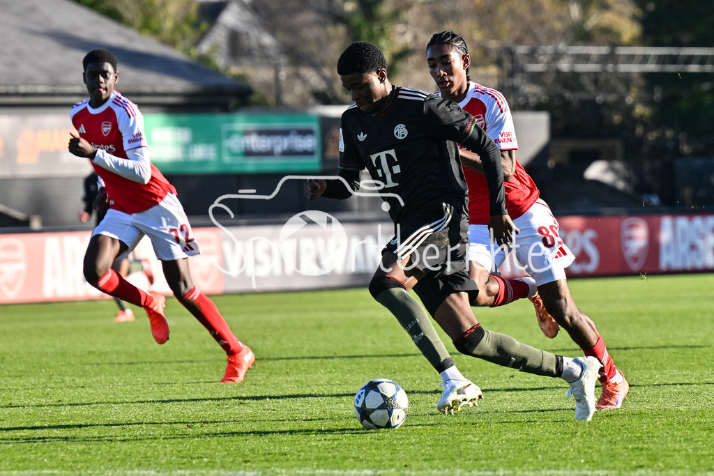 Arsenal London U19 - FC Bayern München U19 | BOREHAMWOOD, ENGLAND - 26. NOVEMBER: im Duell Allen LAMBE (FC Bayern München U19 8) und Marli SALMON (Arsenal FC U19 89) beim Ligaspiel zwischen der U19 von Arsenal London und der U19 des FC Bayern München am 5. Spieltag der UEFA Youth League im Meadow Park am 26.11.2025