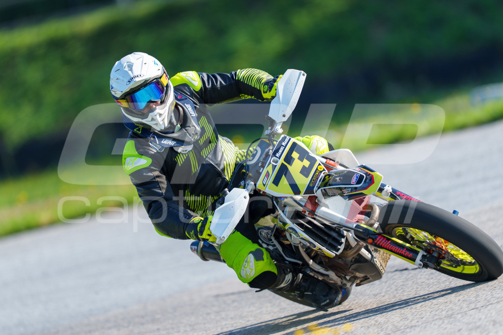 SuperMoto_Staatsmeisterschaft_Greinbach_032 | GRIPcapture steht für authentische Sportfotografie in Österreich – für Momente, die mehr sind als Geschwindigkeit oder Ergebnis. Es geht um Emotion, Spannung, Fokus und den Augenblick, der oft nur einen Wimpernschlag dauert.Ob Motorsport, Teamsport oder 
