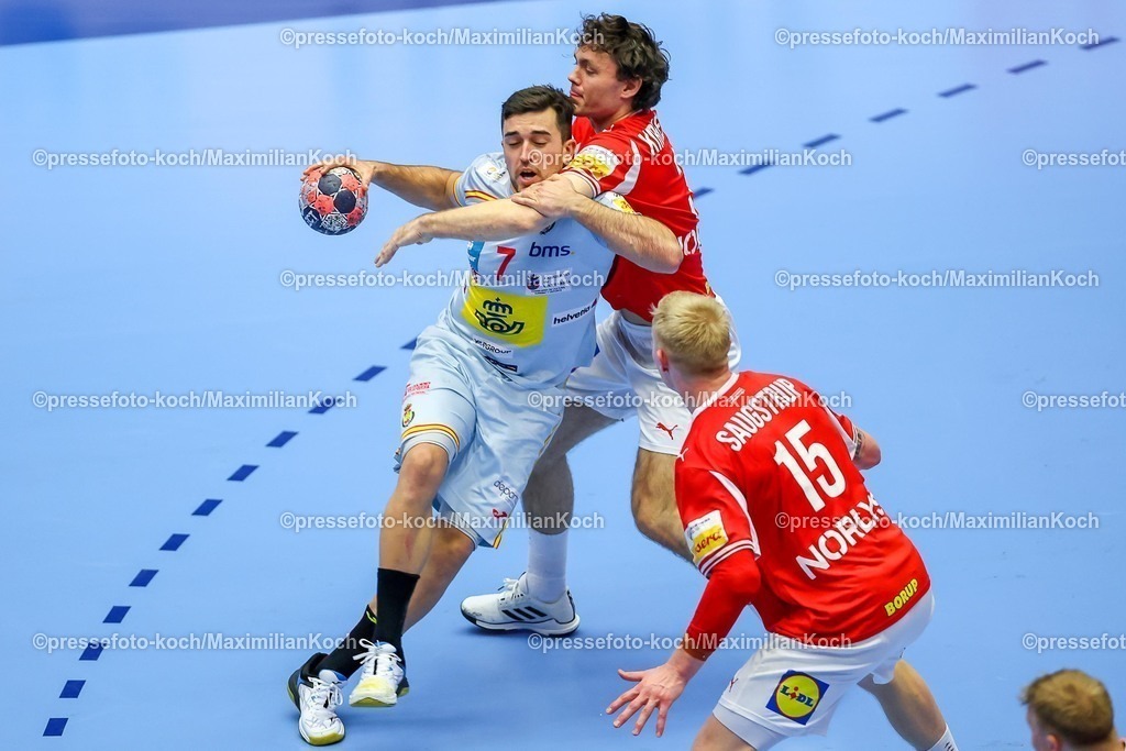 EHF24012602097 | 24.01.2026, Handball, Men's EHF EURO 2026, Dänemark -Spanien, Jyske Bank Boxen in Herning, Dänemark, Main Round:  Jan Gurri Aregay (Espania #07) im Zweikampf gegen   Niclas Vest Kirkelokke (Denmark #03) und  Magnus Saugstrup Jensen (Denmark #15)