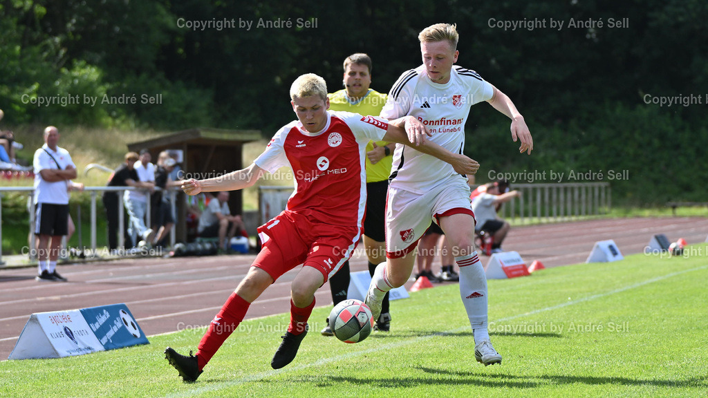 TSV Bordesholm vs. TSV Flintbek | Jan Chélard (Bordesholm #21) / Lukas Dagga (Flintbek #15) / Fußball-Verbandsliga Ost Männer 2025/2026 / TSV Bordesholm vs. TSV Flintbek / Sportanlage Platz A / 24582 Bordesholm / 16.08.25 - Realisiert mit Pictrs.com