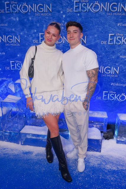 261124Ho544 | Marcel Nguyen, Noemi Peschel - Musicalpremiere Die EiskoeniginBlauer Teppich und Schneefall, Premiere zum Musical Disneys Die Eiskoenigin mit Promis am blauen Laufsteg. Deutschland, Stuttgart, MSC Armonia, 22.11.2024