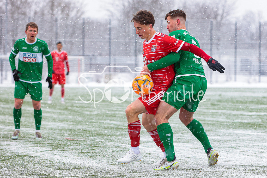 FC Bayern Amateure - VfB Eichstätt | Behar NEZIRI (FCB #14) im duell mit Johannes FIEDLER (VFB #5)