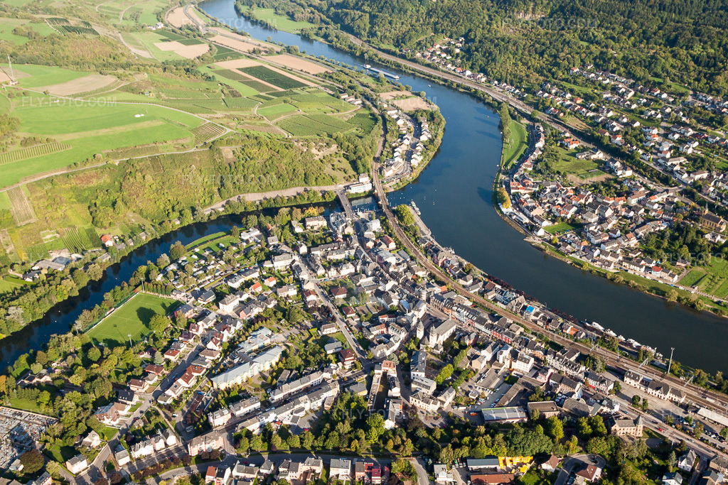Aerial view: Riverbanks along the mouth of the Sauer River into the Moselle in Wasserbillig in the state Grevenmacher, Luxembourg.Photo: IMG_33894.jpg taken on 09/11/2010 by Werner Riehm/FLY-FOTO.comResolution of the original: 4752 x 3168 px