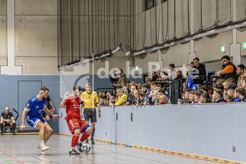 Gut besuchte Ränge - hier verfolgen die Fans in der KGS-Halle den Zweikampf zwischen Oldenstadts Lucas Ruttig und Himbergens Eike-Sören Mittendorf. | immodelaporte-sportfotos - Realisiert mit Pictrs.com