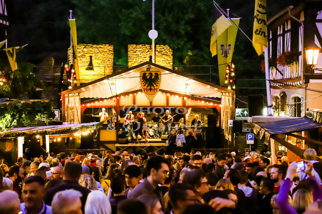 Oberwesel-9547 | Bei Rhein in Flammen, dem größten Volksfest in Oberwesel am Rhein, bekommt man auch Live-Musik geboten und kann tanzen. Wer nicht das Tanzbein schwingen will kann sich an den Weinbuden einer ausgiebigen Weinprobe hingeben. Wir zeigen die schönsten Aufnahmen und Fotos von Rhein in Flammen, die man hier kostenlos anschauen und online bestellen kann.  - Realisiert mit Pictrs.com