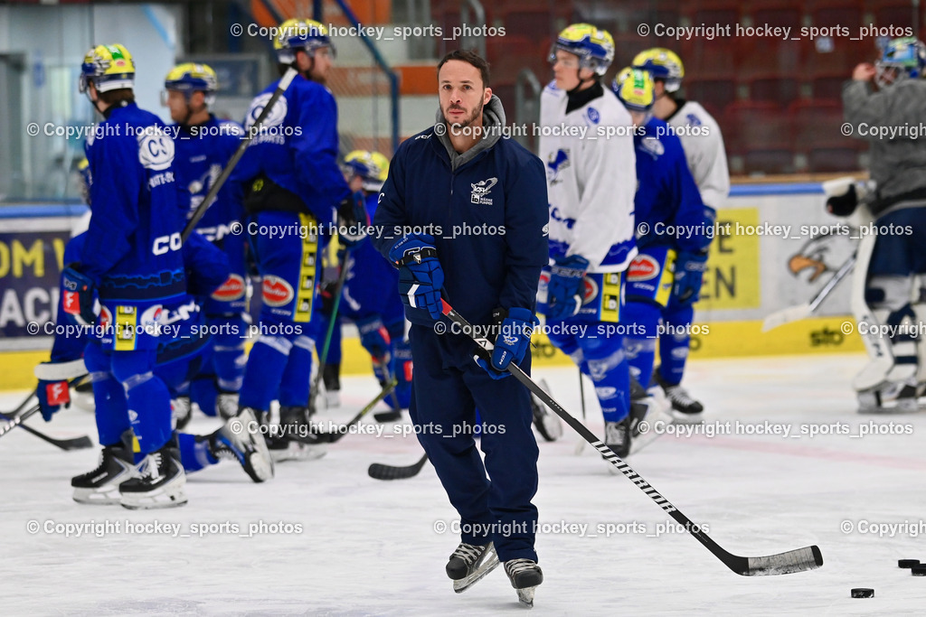 Eistrainig EC VSV mit Headcoach Pierre Allard | Marco Pewal Assistant Coach EC VSV,  Eistrainig EC VSV mit Headcoach Pierre Allard, 1. Eistrainig EC VSV mit Headcoach Pierre Allard am 02.12.2025 in Villach (Stadthalle Villach), Austria, (Photo by Bernd Stefan)