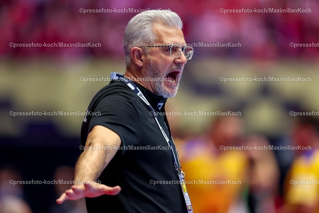 EHF16012601125 | 16.01.2026, Handball, Men's EHF EURO 2026, Portugal - Rumänien, Jyske Bank Boxen in Herning, Dänemark, Preliminary Round:  Headcoach George Ionut Buricea (Romania #hc) gestikulierend am Spielfeldrand  
