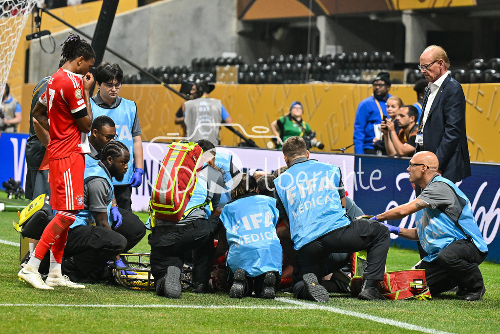 Paris Saint Germain - FC Bayern München | entsetzten auf dem Platz nach der schweren Verletzung von Jamal MUSIALA (FC Bayern Muenchen 42) / FIFA Club World Cup: Paris Saint Germain - FC Bayern Muenchen, Mercedes Benz Stadium am 05.07.2025 / NOT FOR SALE IN USA / Michael OLISE (FC Bayern Muenchen 17)