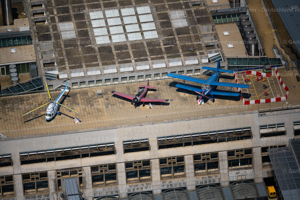 4046330 | STUTTGART 19.07.2021 Flugzeug auf der Besucherterrasse auf dem Flugplatz - Flughafen in Stuttgart im Bundesland Baden-Württemberg, Deutschland. // Aircraft auf of Besucherterrasse on the airport in Stuttgart in the state Baden-Wuerttemberg, Germany. Foto: Gerhard Launer