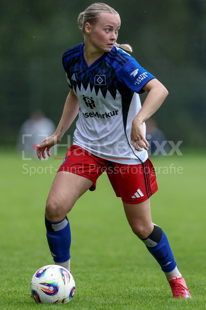 Fussball, Testspiel Frauen, Hamburger SV - FC Viktoria Berlin | Mia Büchele (Hamburger SV, 17) am Ball, Freisteller, Einzelbild, Ganzkörper, Aktion, Action, Spielszene