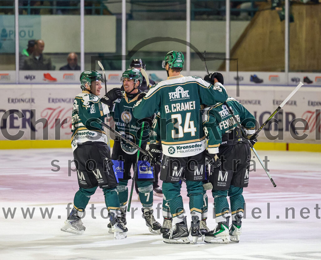 2025-09-12_177_TSV_Erding_gegen_EV_Landshut | Erding, Deutschland, 12.09.2025:Eishockey, Oberliga Süd 2025 / 2026, Testspiel, TSV Erding gegen EV Landshut, Endergebnis: 4:6Louis Trattner (Erding Gladiators, #7), Bastian Cramer (Erding Gladiators, #34), Paul Pfenninger (Erding Gladiators, #58)Foto: Christian Riedel / fotografie-riedel.net