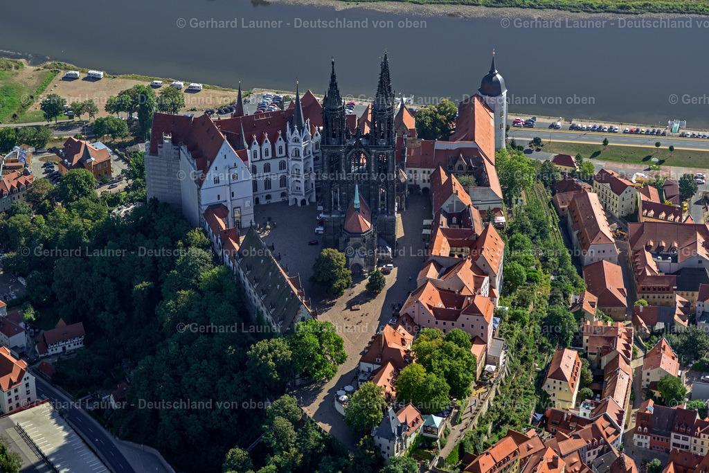 3636857 | MEIßEN 25.08.2016 Burganlage des Schloß Albrechtsburg mit dem Hochstift Dom am Domplatz am Ufer des Flußverlaufes der Elbe in Meißen im Bundesland Sachsen. Weiterführende Informationen bei: Hochstift Meißen,  Staatliche Schlösser, Burgen und Gärten Sachsen gemeinnützige GmbH (SBG),  Stadt Meißen. // Castle of Schloss Albrechtsburg on Domplatz in Meissen in the state Saxony. Further information at: Hochstift Meissen,  Staatliche Schloesser, Burgen und Gaerten Sachsen gemeinnuetzige GmbH (SBG),  Stadt Meissen. Foto: Gerhard Launer