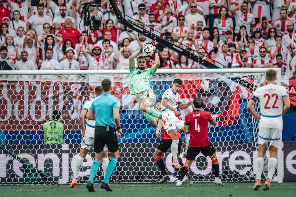 Fußball | Herren | UEFA-Fußball-Europameisterschaft 2024 | Gruppe F | Georgien vs. Tschechien | 22.06.2024 | Giorgi Mamardashvili (#25, Georgien) fängt den Ball