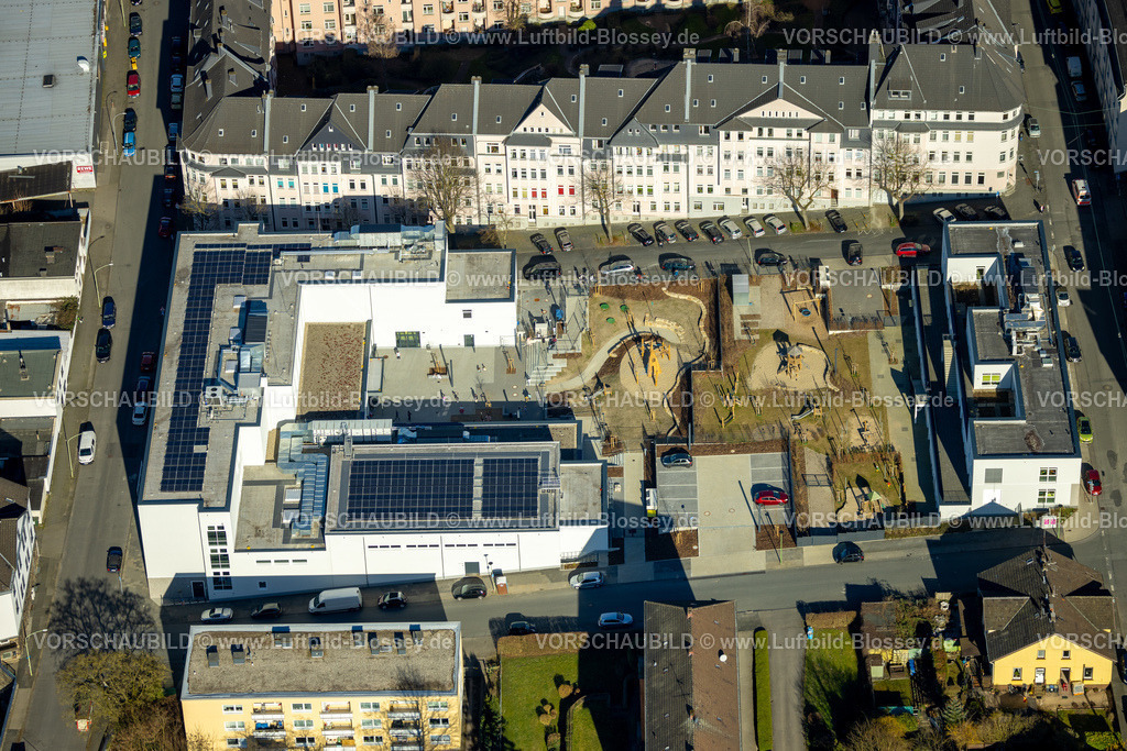 Hagen250302656 | Luftbild, Wohnsiedlung und Spielplatz Neugestaltung mit Baustelle zwischen Grundschule Wehringhausen und städt. Kita Kindergarten Lange Straße, Wehringhausen, Hagen, Ruhrgebiet, Nordrhein-Westfalen, Deutschland