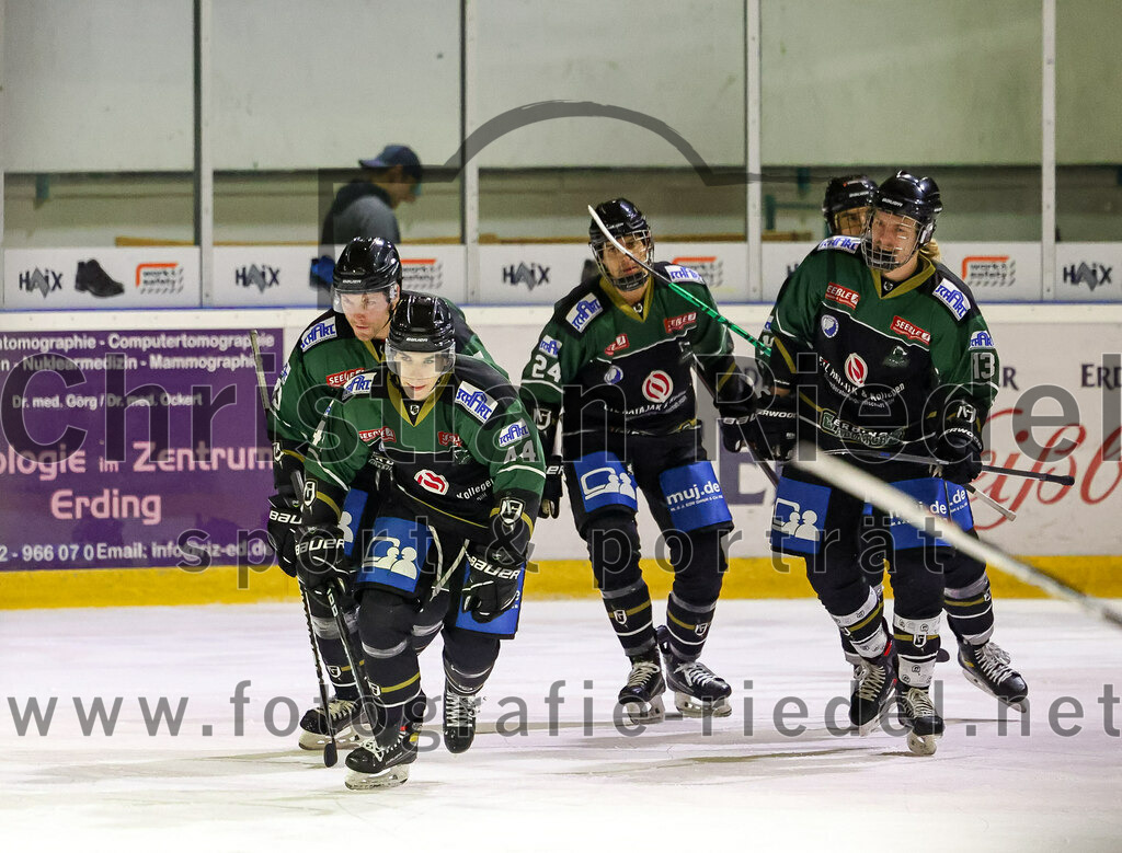 2023-01-06_033_TSV_Erding_gegen_ERV_Schweinfurt | Erding, Deutschland, 06.01.2023:
Eishockey, Bayernliga 2022 / 2023, 26. Spieltag, TSV Erding gegen ERV Schweinfurt, Endergebnis: 7:3

Thomas Plihal (Erding Gladiators, #39), Paul Wallek (Erding Gladiators, #44), Lukas Krämmer (Erding Gladiators, #24), Michael Franz (Erding Gladiators, #13)

Foto: Christian Riedel / fotografie-riedel.net