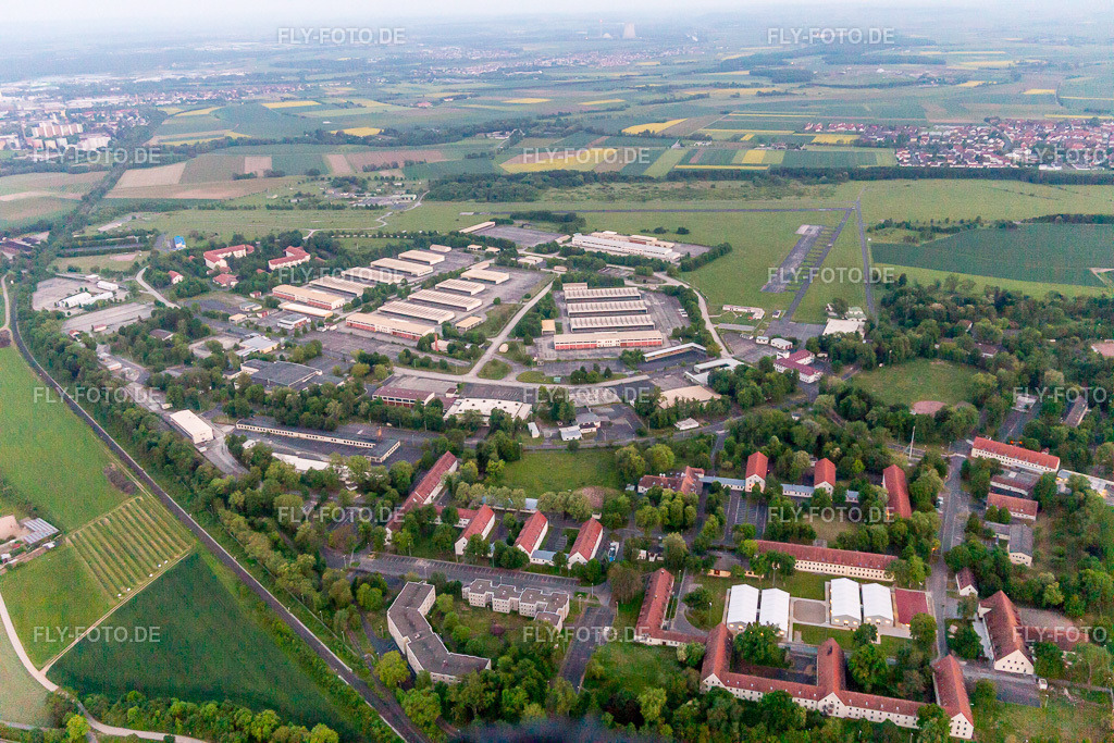 Gebäudekomplex der ehemaligen Militär- Kaserne | Luftbild: Gebäudekomplex der ehemaligen Militär- Kaserne in Geldersheim im Bundesland Bayern in Deutschland. Foto: IMG_099686.jpg vom 24.05.2017 durch Werner Riehm/FLY-FOTO.de - Realisiert mit Pictrs.com