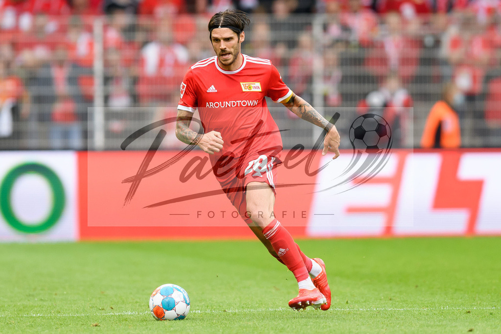 FCUBMG20210829_149 | Fussball, Herren: Christopher Trimmel (1.FC Union Berlin) in Aktion, am Ball, Einzelaktion beim Spiel der 1. Bundesliga zwischen 1. FC Union Berlin und Borussia Moenchengladbach im Stadion An der Alten Foersterei am 29.08.2021 in Berlin, Deutschland. - Realisiert mit Pictrs.com