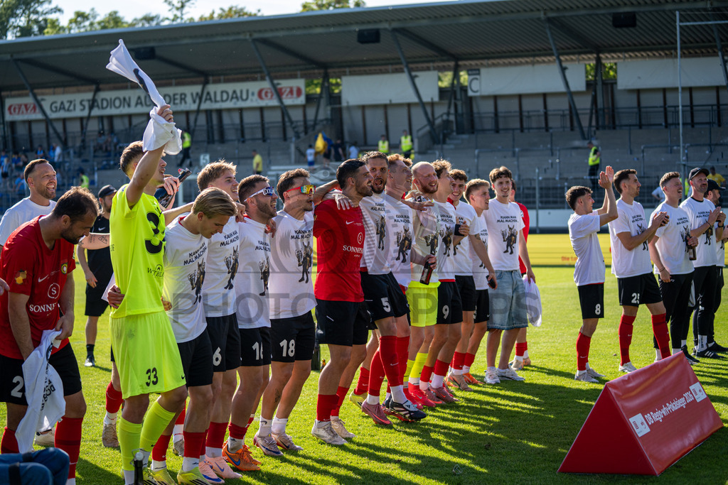 Stuttgarter Kickers vs. SG Sonnenhof Großaspach, Fussball, WFV-Pokal, Finale, 23.05.2026 | Team jubelt nach Abpfiff mit Fans, Zuschauern und Verantwortlichen,Stuttgarter Kickers vs. SG Sonnenhof Großaspach, Fussball, WFV-Pokal, Finale, 23.05.2026