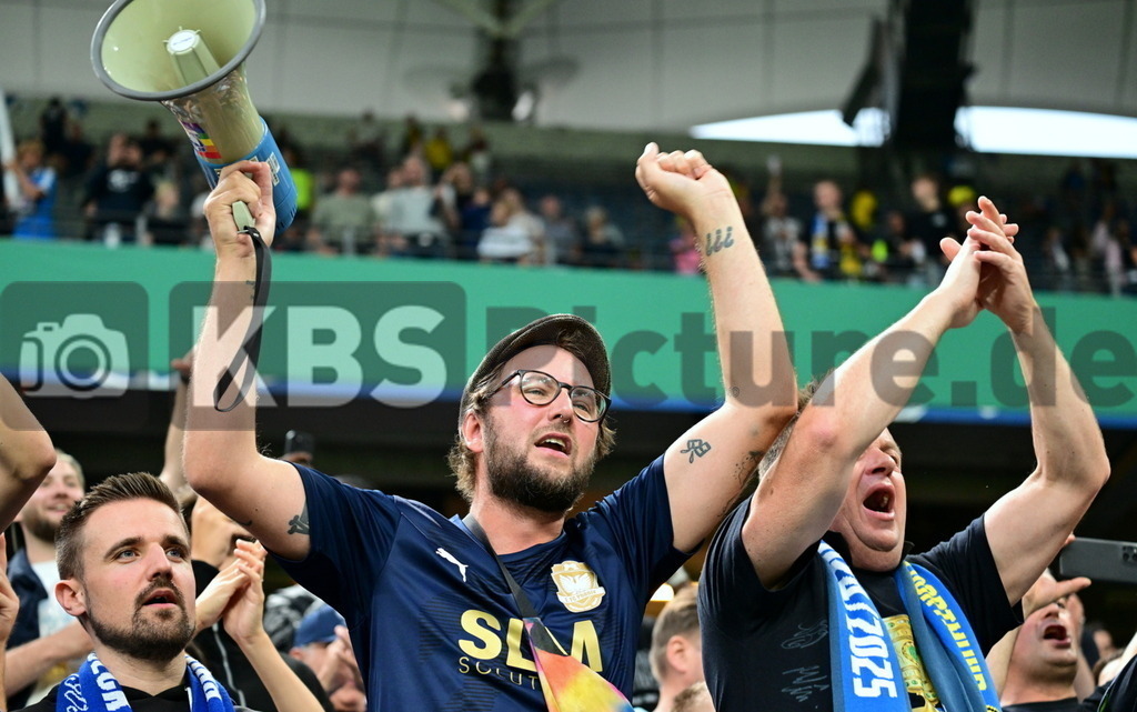 KBS Picture_PhoenixLuebeck-BorDortmund_021 | Phoenix Luebeck Fans mit Megafon feiern ihr Team ,Sportplatz :  Volksparkstadion, - Realisiert mit Pictrs.com