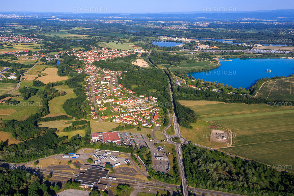Vue aérienne: Vue d'ensemble de la ville depuis l'ouest, au-delà de l'A35, avec Frontière - Allemagne à Scheibenhard dans le département Bas Rhin, France.Photo: IMG_080159.jpg prise le 05/06/2015 par Werner Riehm/FLY-FOTO.euRésolution de l'original: 4978 x 3319 px