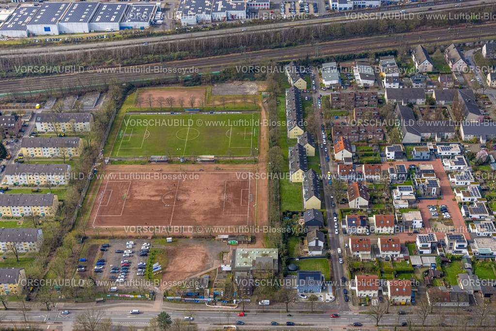 Duisburg240302650 | Luftbild, Zwei Sportplätze Fußballstadion BSA Sportanlage Großenbaum der GSG Duisburg 1919/28 e.V., Wohngebiet an der Bahnlinie, Großenbaum, Duisburg, Ruhrgebiet, Nordrhein-Westfalen, Deutschland, Duisburg-S