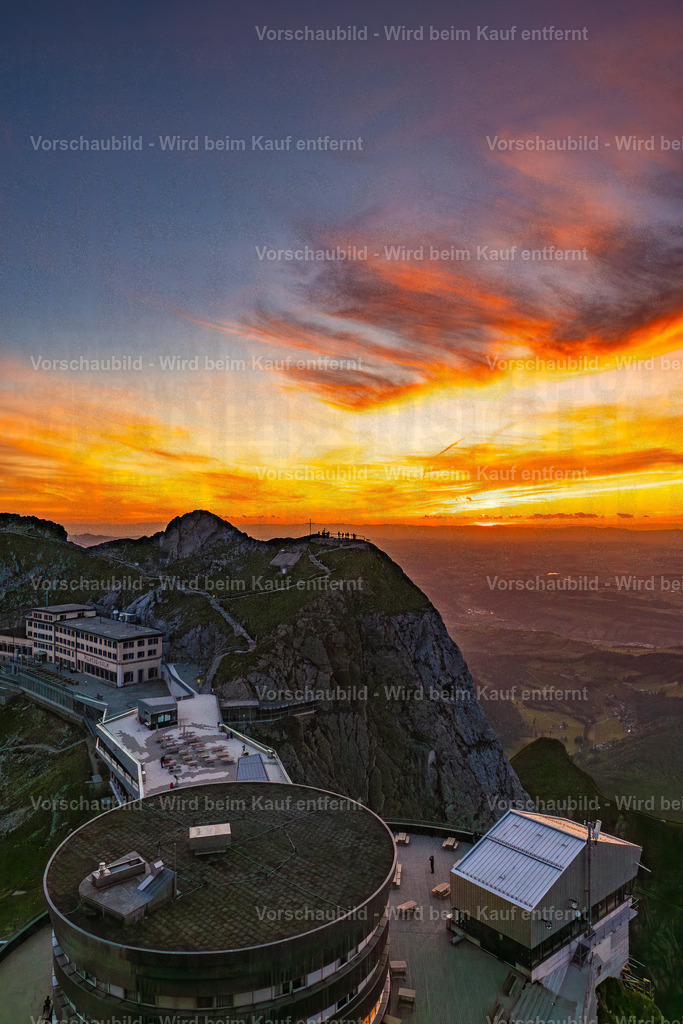 Sonnenuntergang auf dem Pilatus | Sonnenuntergang auf dem Pilatus mit warmem Abendlicht, leuchtenden Wolken und Blick über die Zentralschweiz. Eine ruhige Bergserie zwischen Fels, Himmel und letzter Tagesfarbe. - Realisiert mit Pictrs.com