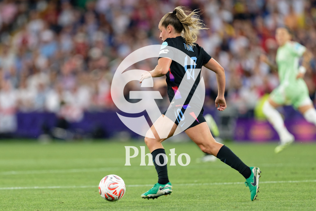 England v Italy - UEFA Women's EURO 2025 Semi-Final | GENEVA, SWITZERLAND - JULY 22: Ella Toone of England runs with the ball  during the UEFA Women's EURO 2025 Semi-Final match between England and Italy at Stade de Geneve on July 22, 2025 in Geneva, Switzerland. (Photo by Giuseppe Velletri/Sports Press Photo/Getty Images)