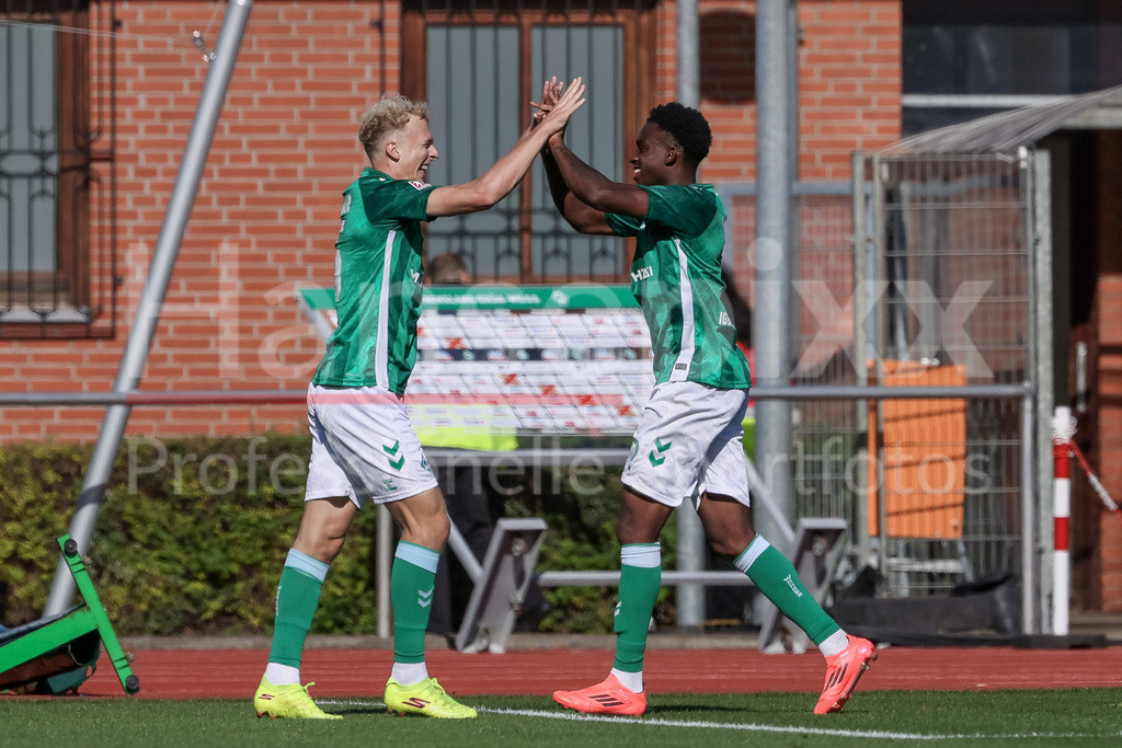 Fussball, Regionalliga Nord, SV Werder Bremen II - Hamburger SV II | v.li: Torschütze Leon Opitz (SV Werder Bremen II, 35) und David Igboanugo (SV Werder Bremen II, 2) mit Torjubel, Jubel, jubeln, jubelt, optimistisch, Spielszene, Highlight, Freude über das Tor zum 2:0