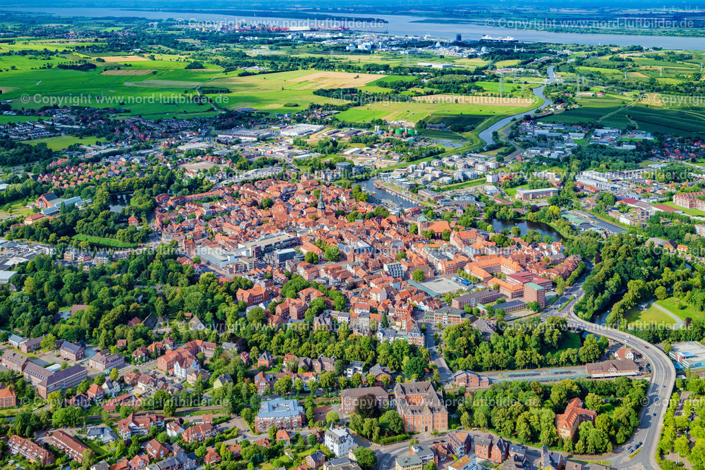 Stade_Altstadt_ELS_0738020824 | STADE 02.08.2024 Altstadtbereich und Innenstadtzentrum in Stade im Bundesland Niedersachsen, Deutschland. Weiterführende Informationen bei: Hansestadt Stade. // Old Town area and city center in Stade in the state Lower Saxony, Germany. Further information at: Hansestadt Stade. Foto: Martin Elsen