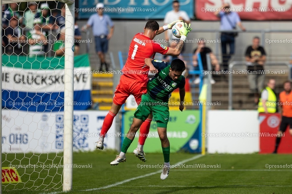xKWI20092501017 | 20.09.2025, xkwix, Fußball, Regionalliga West, FC Gütersloh - FC Schalke 04 U23, Ohlendorf Stadion im Heidewald: Sandro Reyes (FC Gütersloh #24) im Zweikampf gegen Luca Podlech (FC Schalke 04 U23 #1) 