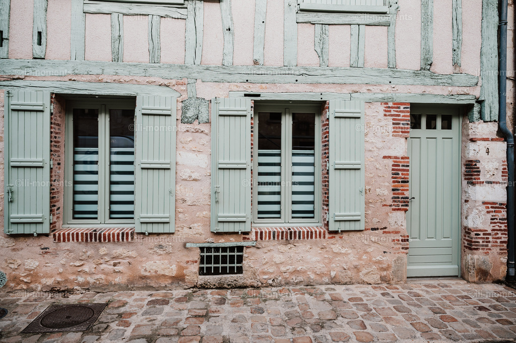 grünes Fachwerkhaus | „Grünes Fachwerkhaus“ ist ein charaktervolles Architekturfoto, das die charmante Ästhetik eines alten französischen Sandsteinhauses mit zart grünen Fachwerkbalken einfängt. Die Kombination aus dem warmen, natürlichen Sandstein und dem sanften Grün des Fachwerks verleiht der Fassade eine harmonische, fast märchenhafte Wirkung. Der Bildausschnitt zeigt die historische Bauweise in all ihren liebevollen Details – von der Textur des Gesteins bis zur feinen Linienführung des Fachwerks.Dieses Motiv strahlt Wärme, Authentizität und französische Landhausromantik aus. Es eignet sich perfekt für all jene, die traditionelle Architektur, historische Gebäude oder das Flair kleiner französischer Dörfer lieben. Ideal für Küchen, Wohnzimmer, Flure, Boutiquen, Cafés oder als Fine-Art-Print für stilvolle Wohnräume. - Realisiert mit Pictrs.com
