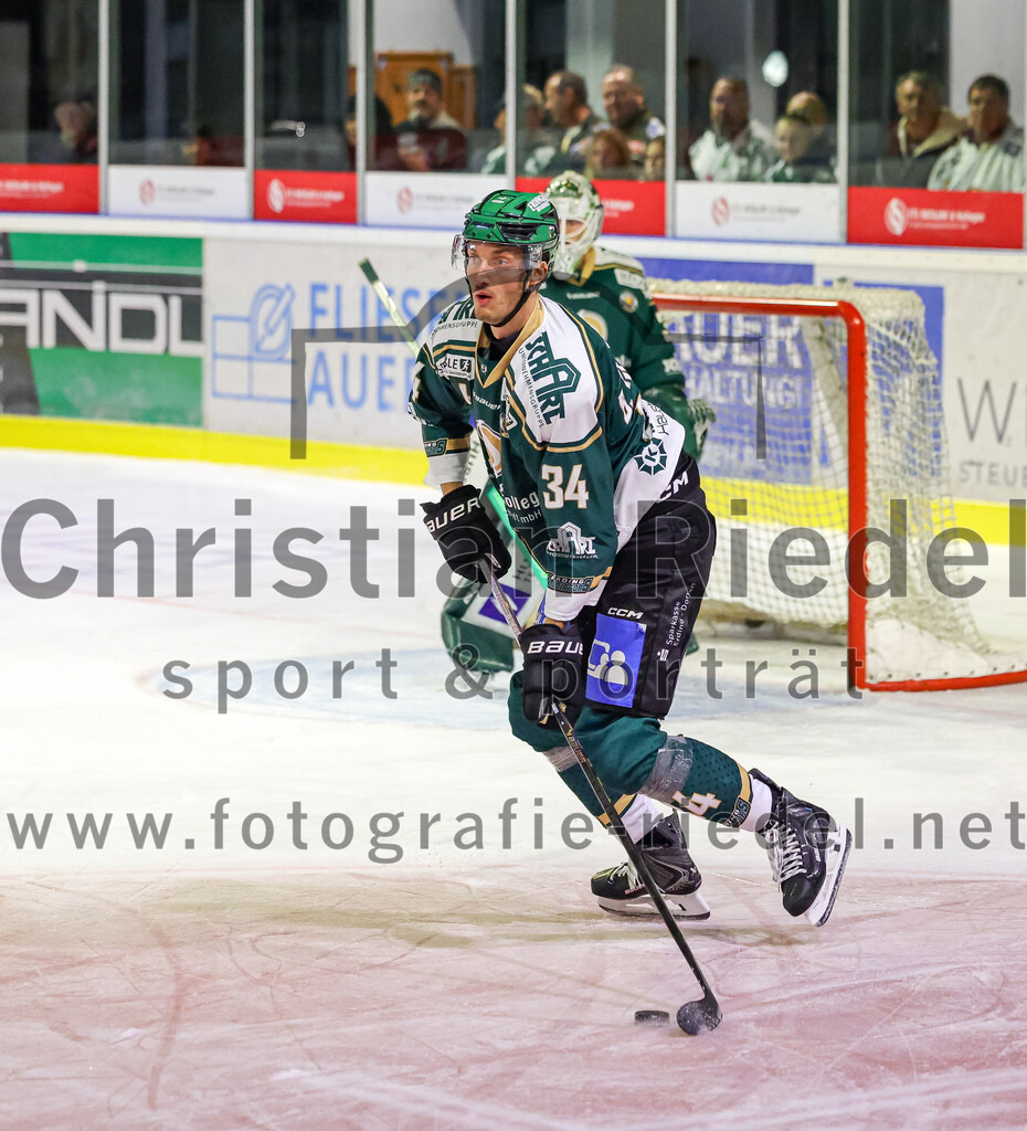 2025-09-26_006_TSV_Erding_gegen_SC_Riessersee | Erding, Deutschland, 26.09.2025:Eishockey, Oberliga Süd 2025 / 2026, 3. Spieltag, TSV Erding gegen SC Riessersee, Endergebnis: 3:5Bastian Cramer (Erding Gladiators, #34)Foto: Christian Riedel / fotografie-riedel.net