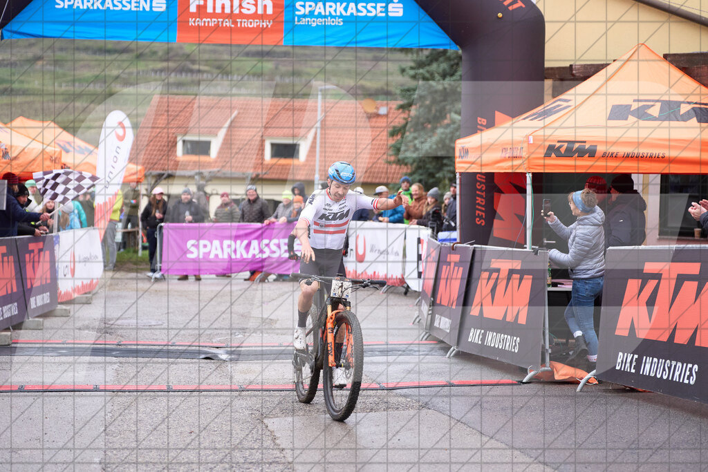 34. KTM Kamptal Trophy 1, FOIDL Maximilian (AUT), Men Elite, KTM FACTORY MTB TEAM bei der knappen Zielankunft vor 3, BAIR Mario (AUT), Cabtech racing team | ZÖBING, Österreich – 2026-03-29: 34. KTM Kamptal Trophy1, FOIDL Maximilian (AUT), Men Elite, KTM FACTORY MTB TEAM bei der knappen Zielankunft vor 3, BAIR Mario (AUT), Cabtech racing teamFoto: © 2026 Martin Bihounek - MB Creative e.U.