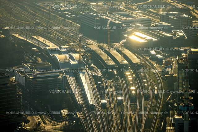 Duisburg241202611 | Luftbild, Hauptbahnhof Hbf Großbaustelle mit Neubau Gleishalle und Bahnhofsvorplatz Ost im Gegenlicht, Dellviertel, Duisburg, Ruhrgebiet, Nordrhein-Westfalen, Deutschland