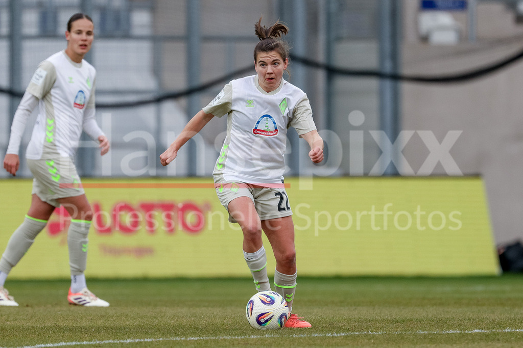 Fussball, Google Pixel Frauen-Bundesliga, FC Carl Zeiss Jena - SV Werder Bremen | Rieke Dieckmann (SV Werder Bremen, 22) am Ball, Einzelbild, Ganzkörper, Aktion, Action, Spielszene, DIE DFB-RICHTLINIEN UNTERSAGEN JEGLICHE NUTZUNG VON FOTOS ALS SEQUENZBILDER UND/ODER VIDEOÄHNLICHE FOTOSTRECKEN. DFB REGULATIONS PROHIBIT ANY USE OF PHOTOGRAPHS AS IMAGE SEQUENCES AND/OR QUASI-VIDEO.