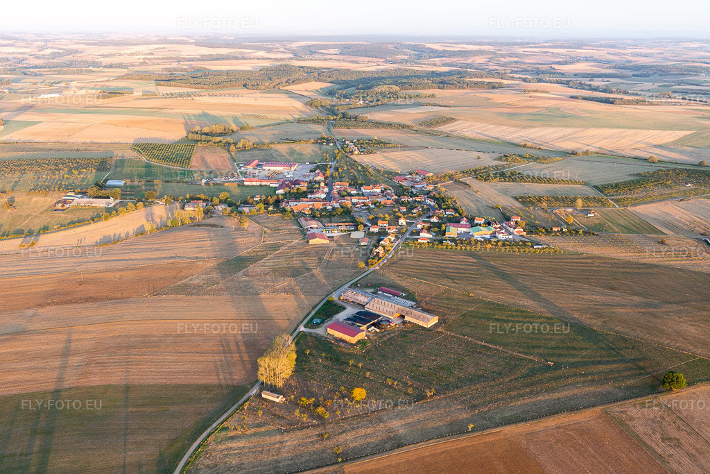 Vue aérienne: Vue de la ville à Vroncourt dans le département Meurthe et Moselle, France. Photo: IMG_117956.jpg prise le 14/09/2019 par Werner Riehm/FLY-FOTO.eu – Résolution de l'original: 5472 x 3648 px
