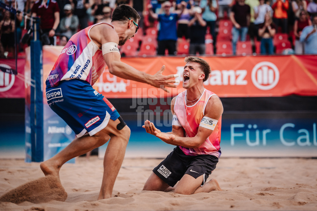 Beachvolleyball | Männer | Allianz German Beach Tour 2025 | Tourstop München | 11.07.2025 | v.l. David Poniewaz und Luis Kubo jubeln nach dem Sieg