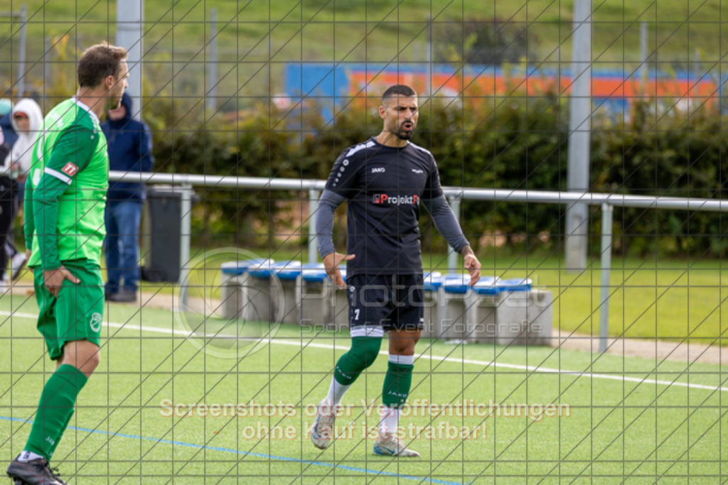 20251005_160828_0159 | #,KSG Eislingen (schwarz) vs. TSGV Albershausen (grün), Fussball, Kreisliga A3 - Bezirk Neckar/Fils, 07. Spieltag, Saison 2025/2026, Kunstrasensportplatz am Eichenbach, Haldenstraße, 73054 Eislingen, 05.10.2025 - 15:00 Uhr,Foto: PhotoPeet-Sportfotografie/Peter Harich
