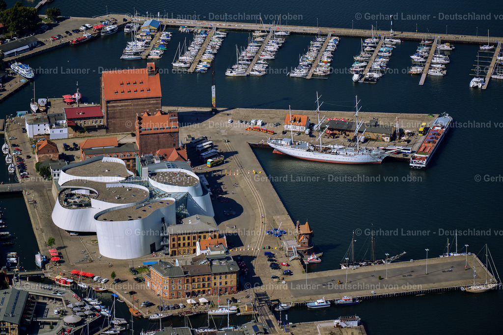 3638124 | STRALSUND 2016 Hafeninsel mit dem Ozeaneum Meereskunde- Museum der OZEANEUM Stralsund GmbH an der Hafenstraße in der Hansestadt Stralsund in Mecklenburg - Vorpommern. Weiterführende Informationen bei: Behnisch Architekten GmbH,  Hansestadt Stralsund,  OZEANEUM Stralsund GmbH,  Schweitzer GmbH - Beratende Ingenieure,  Stadtmarketings Stralsund e.V.. // Harbor island by Ozeaneum Oceanographic Museum in Stralsund in Mecklenburg - Western Pomerania. Further information at: Behnisch Architekten GmbH,  Hansestadt Stralsund,  OZEANEUM Stralsund GmbH,  Schweitzer GmbH - Beratende Ingenieure,  Stadtmarketings Stralsund e.V.. Foto: Gerhard Launer