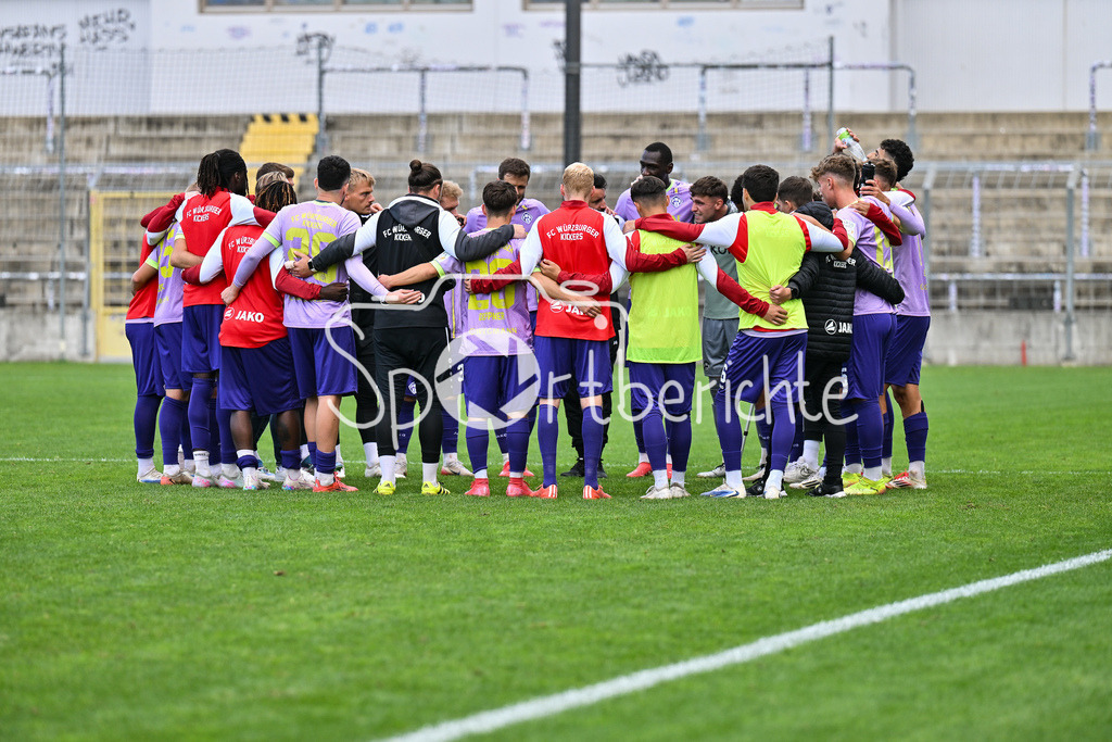FC Bayern Amateure - FC Würzburger Kickers | Die Spieler der Kickers machen nach dem Spiel nochmal einen Kreis / Regionalliga Bayern: FC Bayern Amateure - FC Würzburger Kickers; Grünwalder Stadion am 27.09.2025