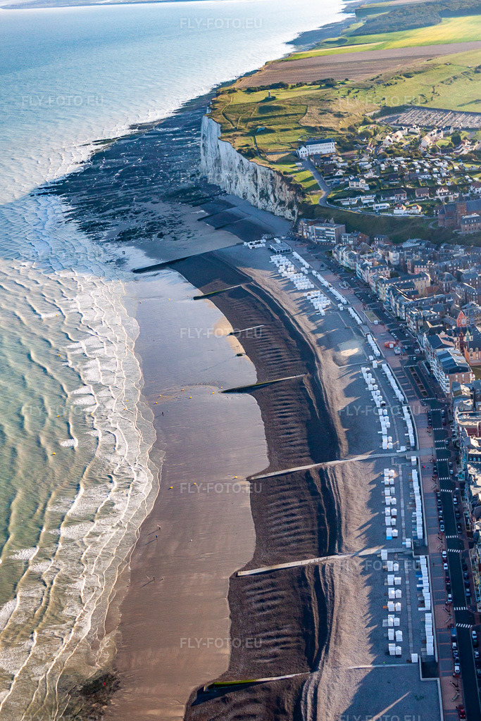 Vue aérienne: Peste à Mers-les-Bains dans le département Somme, France. Photo: IMG_70793.jpg prise le 24/08/2014 par Werner Riehm/FLY-FOTO.eu – Résolution de l'original: 2950 x 4425 px