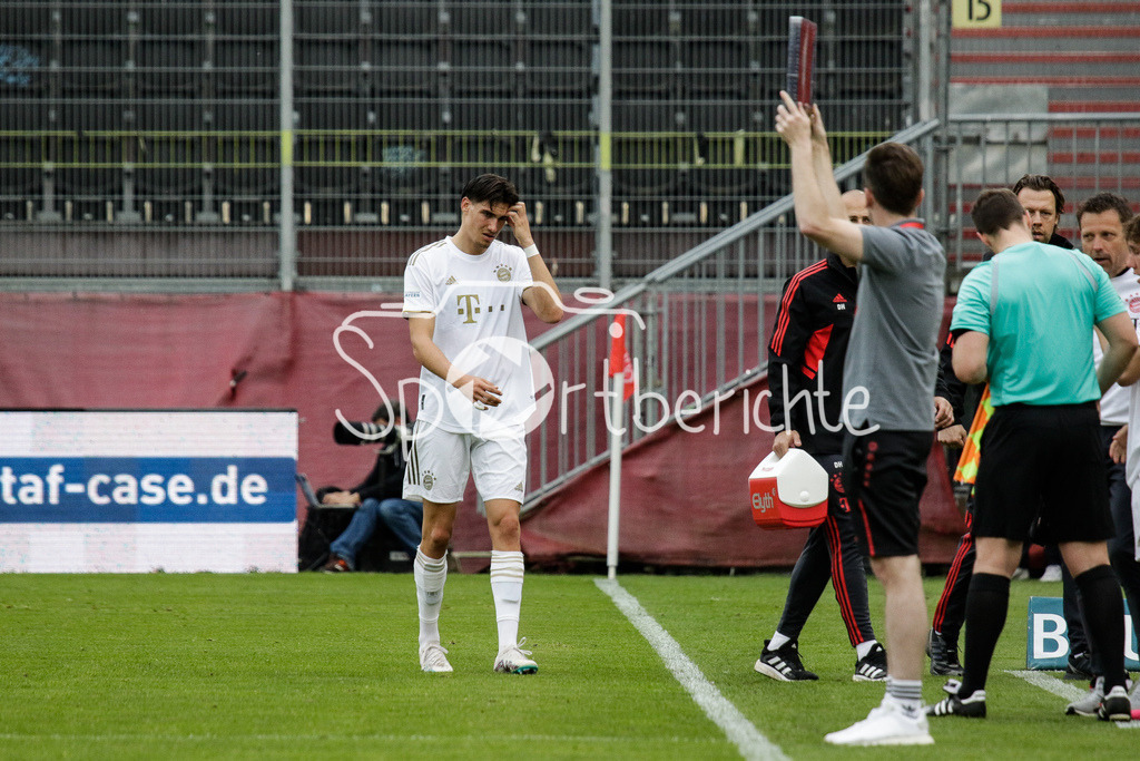 FC Würzburger Kickers - FC Bayern Amateure | Antonio TIKVIC (FCB #20) wird verletzt vom Feld gebracht